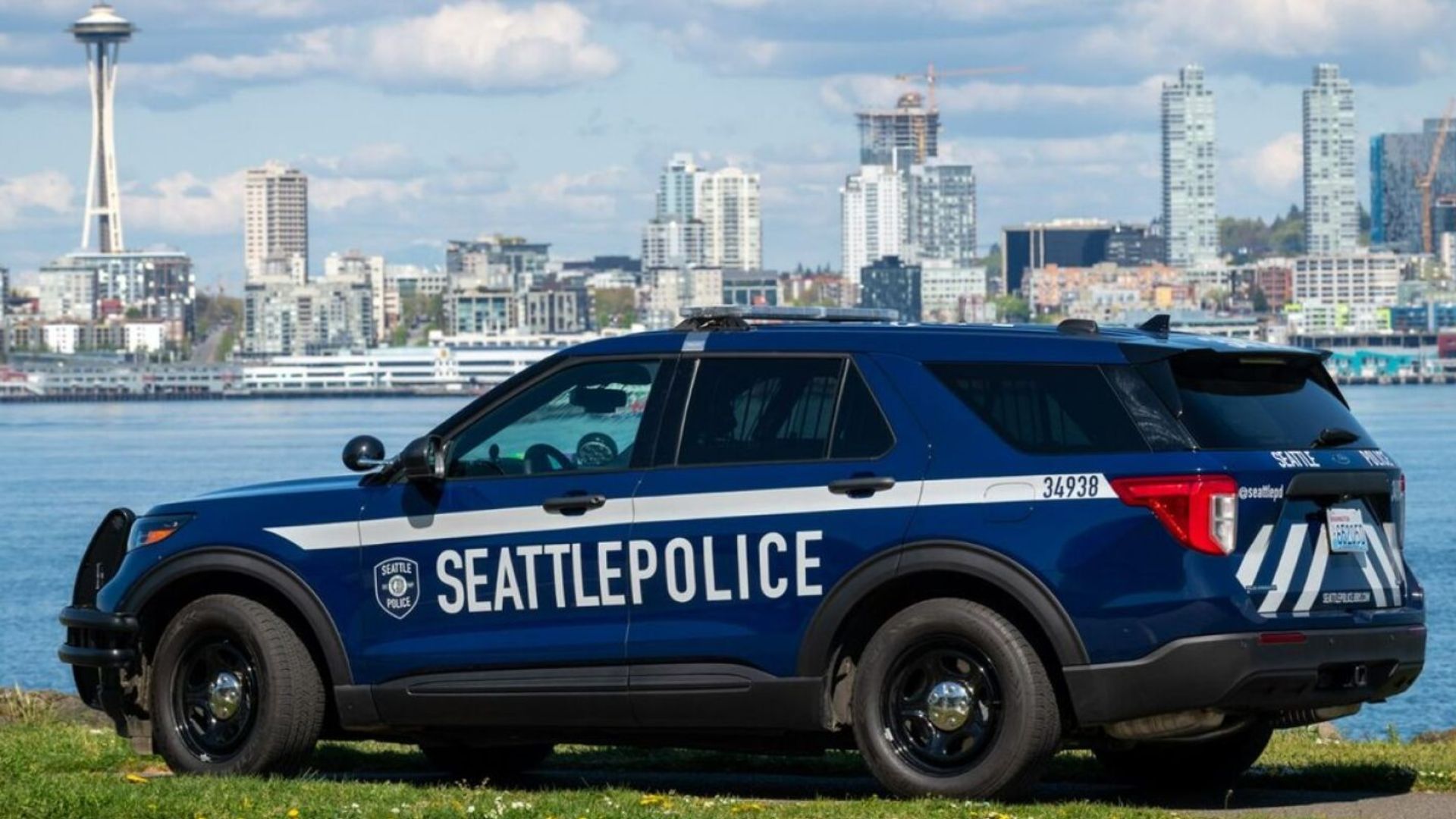 A violent disturbance inside a downtown Seattle hospital ended with a 29-year-old man in custody after police say he damaged an emergency treatment room, started a fire, and assaulted medical staff.